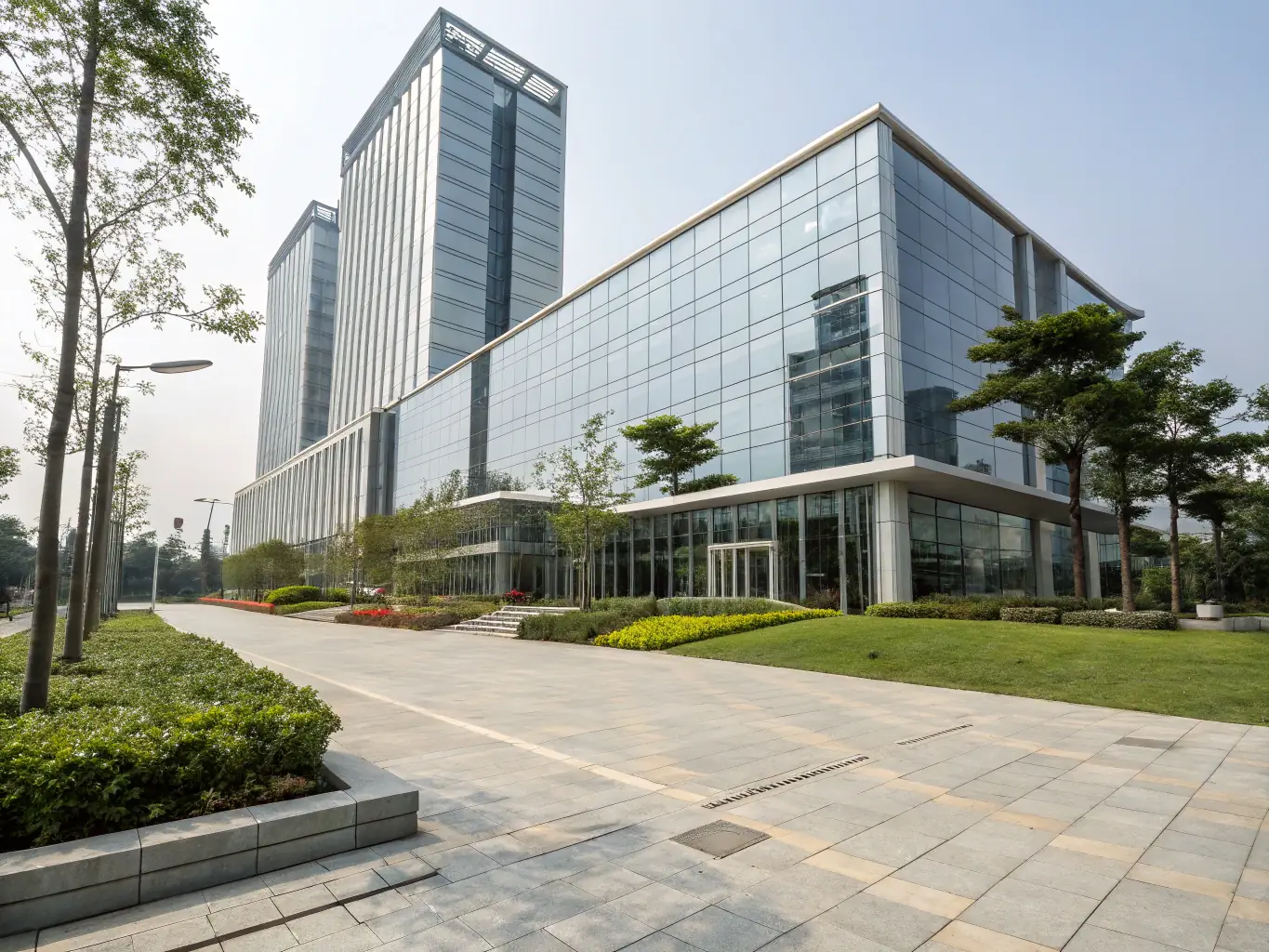 A modern commercial building featuring large glass curtain walls and aluminium cladding, showcasing our glazing solutions.